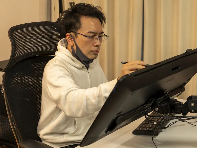 体験の様子1液晶タブレットで作画をする男性