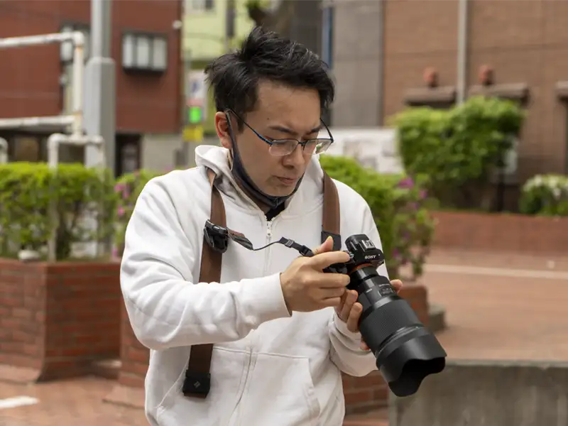 体験の様子3屋外でカメラの撮影具合を見る男性