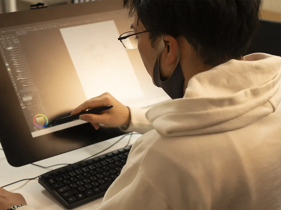 能力開発プログラムの様子。絵を描く男性