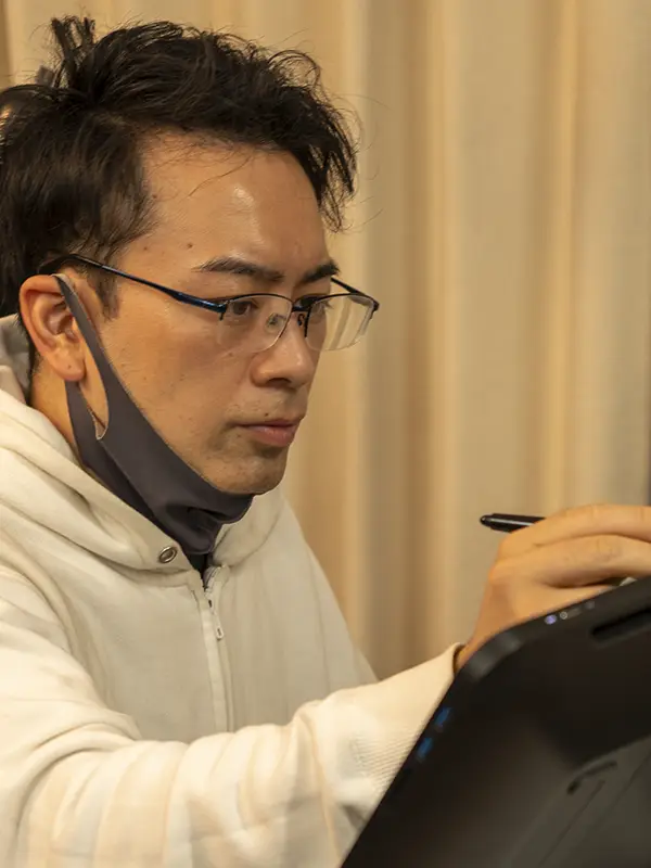 メインビジュアル。液晶タブレットで絵を描く男性