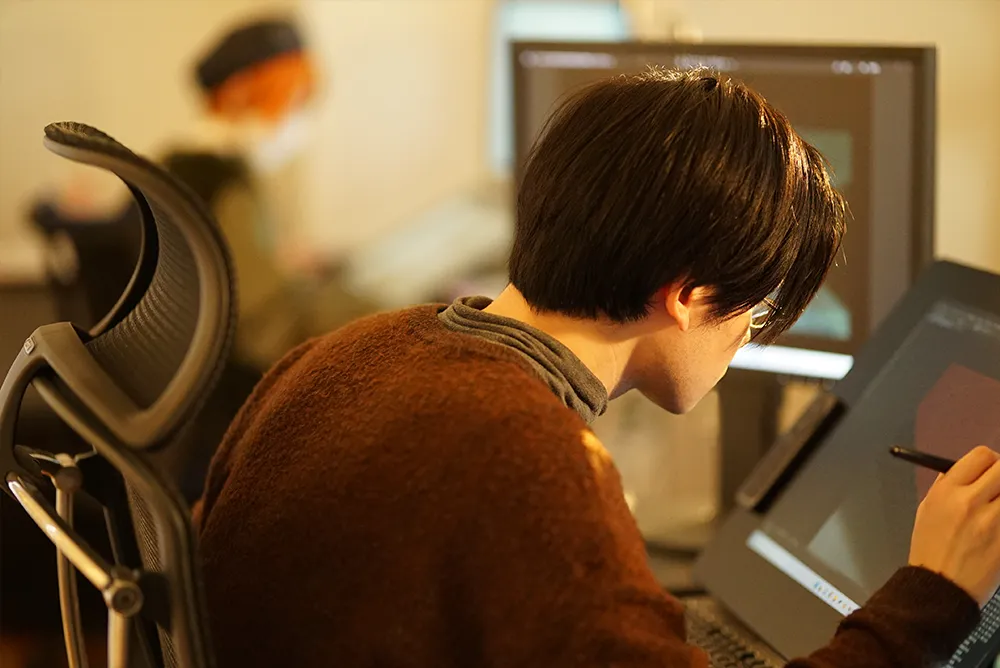 INOのコーポレートサイトのメインビジュアル。絵を描く男性